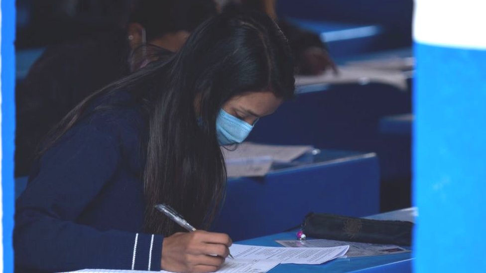 પરીક્ષા આપી રહેલી વિદ્યાર્થિની