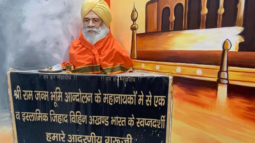 મંદિરની અંદર એક હૉલમાં મુકાયેલી બી.એલ. શર્માની મૂર્તિ