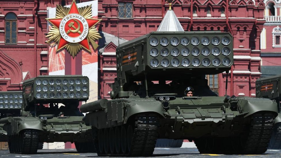 વિશ્વયુદ્ધમાં વિજયના 75 વર્ષની ઉજવણીમાં મૉસ્કોમાં યોજાયેલી સૈન્ય પરેડમાં થર્મોબૅરિક હથિયારો