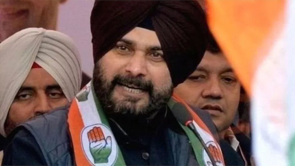 સિદ્ધુએ લગભગ એક વર્ષ સુઘી પંજાબમાં ચાલી રહેલાં બિન- પ્રદર્શનો, અપુર્ણ વચનો અને ભ્રષ્ટાચાર મુદે પ્રહારો કર્યા હતા. સિદ્ધુએ લગભગ એક વર્ષ સુઘી પંજાબમાં ચાલી રહેલાં બિન- પ્રદર્શનો, અપુર્ણ વચનો અને ભ્રષ્ટાચાર મુદે પ્રહારો કર્યા હતા.