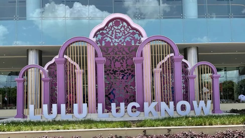 નોંધનીય છે કે આ મૉલમાં અજાણી વ્યક્તિઓના એક જૂથની થોડા દિવસ પહેલાં નમાજ પઢવાના આરોપમાં ધરપકડ કરાઈ હતી