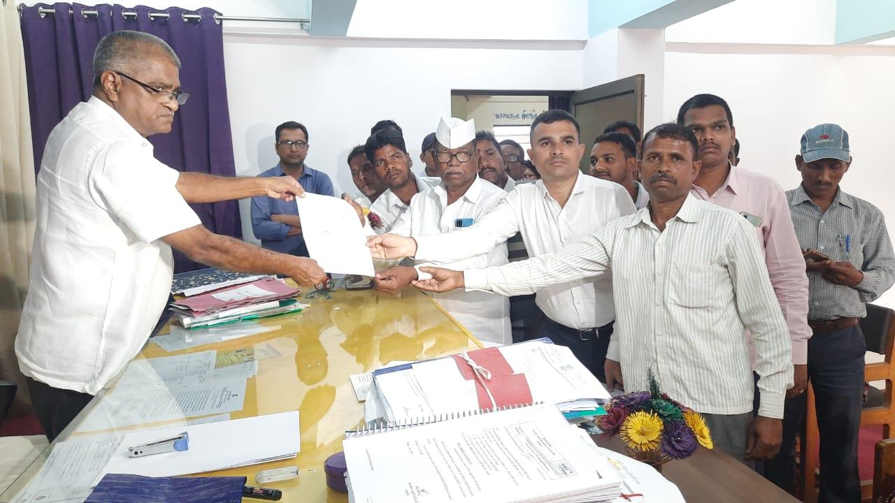 સુરગાણા તાલુકા સીમા સંઘર્ષ સમિતીના આગેવાનોએ ગુજરાતના નવસારી જિલ્લાના વાસદા ખાતે જિલ્લા અધિકારીને આવેદનપત્ર આપીને પોતાની માગ પૂરી કરવા રજુઆત કરી હતી.