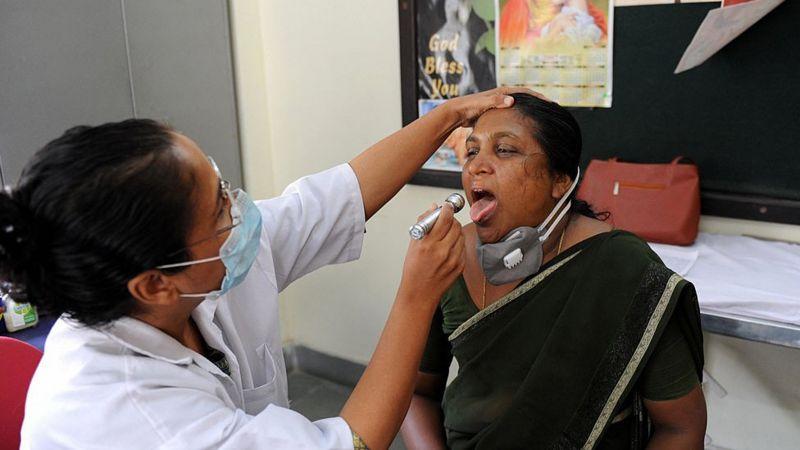 શરદીમાં ગળાના દુખાવાને શાંત કરવા માટે મીઠુંવાળા પાણીના કોગળા કરો.