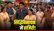 VIDEO: बप्पा की शरण में मां का हाथ थामे नजर आए अभिषेक शर्मा