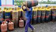 आज कितने में मिल रहा है घरेलू गैस सिलेंडर? बुक करने से पहले जानें क्या है LPG का लेटेस्ट रेट