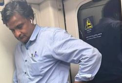 हाथ में बैग, कान में ईयरफोन, मेट्रो में दिखा 296 मैच वाला दिग्गज भारतीय क्रिकेटर, लोगों ने ठोका सलाम