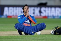 अभिषेक शर्मा ने जमाया 35 गेंदों में धुआंधार शतक, 26 की उम्र में तोड़ा विराट कोहली का तूफानी रिकॉर्ड