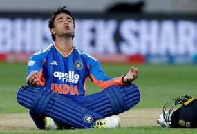 क्या है अभिषेक शर्मा के सेलिब्रेशन का खास मतलब? शतक के बाद क्यों आंख बंद कर पिच पर बैठ गए?