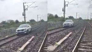 तेलंगाना में एक महिला ने रेलवे ट्रैक पर चलाई कार