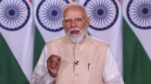 पीएम मोदी गुजरात दौरा: कांग्रेस पर हमला, विकास का मंत्र