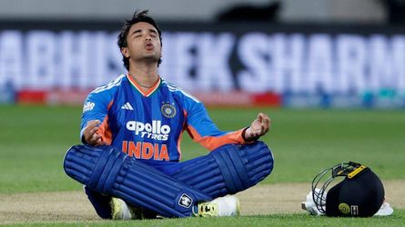 क्या है अभिषेक शर्मा के सेलिब्रेशन का खास मतलब? शतक के बाद क्यों आंख बंद कर पिच पर बैठ गए?