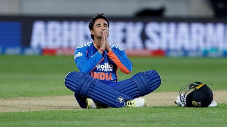 अभिषेक शर्मा ने जमाया 35 गेंदों में धुआंधार शतक, 26 की उम्र में तोड़ा विराट कोहली का तूफानी रिकॉर्ड