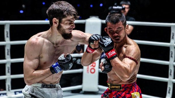 दुनिया के सबसे घातक स्ट्राइकर ने 300 से अधिक फाइट वाले दिग्गज को तीन मुक्कों में ढेर किया