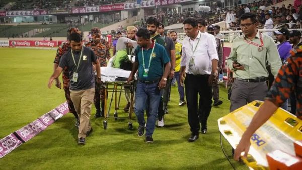 Pak vs Ban: मैदान से सीधा अस्पताल पहुंचा यह खिलाड़ी, LIVE मैच के दौरान लगी दर्दनाक चोट, स्ट्रेचर पर गया बाहर