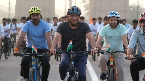 खेल मंत्री मनसुख मांडविया ने निकाली हर घर तिरंगा साइकिल यात्रा, युवाओं को दिया फिटनेस का संदेश