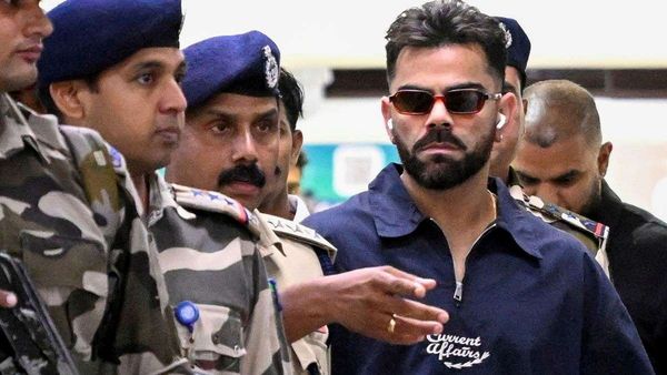 विराट कोहली के साधारण लुक के बीच घड़ी की जबरदस्त चर्चा, कीमत जानकर लोग हो रहे हैरान