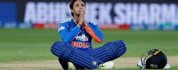 अभिषेक शर्मा ने जमाया 35 गेंदों में धुआंधार शतक, 26 की उम्र में तोड़ा विराट कोहली का तूफानी रिकॉर्ड