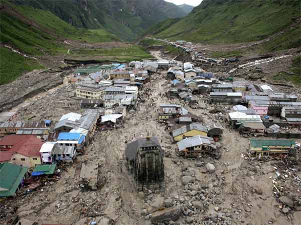 बिखरी हुई लाशों को देखकर डीएम को पड़ा दिल का दौरा