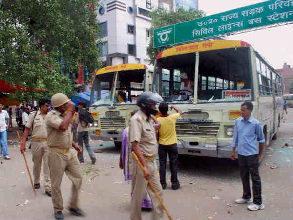 इलाहाबाद में छात्रों का उत्पात, आरक्षण के नाम पर किया तोड़-फोड़, 2 बसें फूंकी