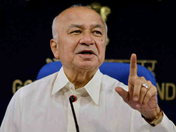 शिंदे सोशल मीडिया के गलत इस्तेमाल पर लगाएंगे रोक