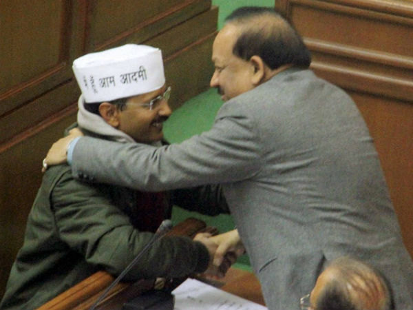 'आप' की आम आदमी टोपी का मुकाबला करेगी भाजपा की 'भगवा' टोपी