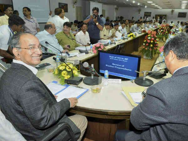 EC खुलासा : निरुपम व मिलिंद देवड़ा ने छपवाई पेड न्यूज़