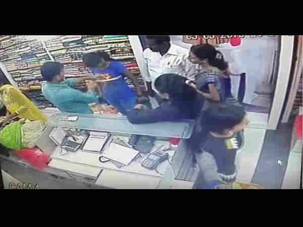 चंद मिनटों में महिला ने दुकानदार को लगाया लाखों का चूना, Video हुआ वायरल