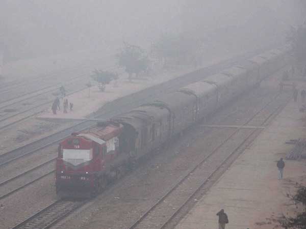 तकनीकी गड़बड़ी के चलते दिल्ली आने वाली 17 ट्रेनें लेट 22 कैंसिल