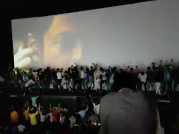 रईस में सनी लियोनी के ठुमके देख बेकाबू हुए दर्शक, फाड़ डाला पर्दा