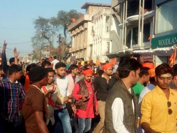 उन्नाव: शोभायात्रा के दौरान दो पक्षों में तनाव, पथराव से मचा बवाल, देखिए तस्वीरें