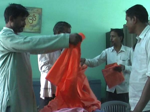 योगीराज: भगवान श्री कृष्ण की नगरी में युवाओं पर चढ़ा 'रंग दे तू मोहे गेरुआ...'
