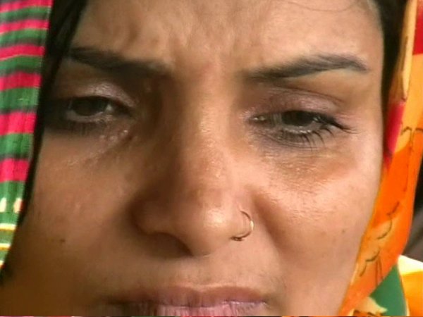 VIDEO: तैरती चप्पल देख गांव वालों को चला पता, मां ने खोए अपने दो मासूम