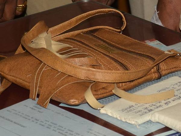 खुद को बताता था कर्नल और तलाशी हुई तो पास मिला चोरी किया हुआ लेडीज पर्स