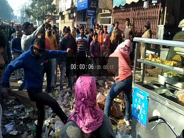 PICs: महिला सफाई कर्मचारी से की अभद्रता तो मिठाई विक्रेता का हुआ बुरा हाल