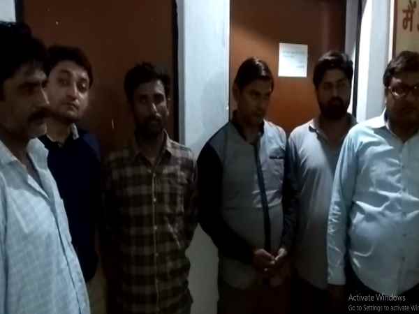 अलीगढ़: सपा नेत्री के घर पर आईपीएल में लग रहा था सटटा, 7 गिरफ्तार