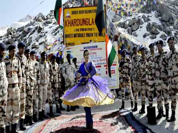 कंपा देने वाली सर्दी के बीच कत्थक नृत्य कर इस बेटी ने बनाया विश्व रिकार्ड