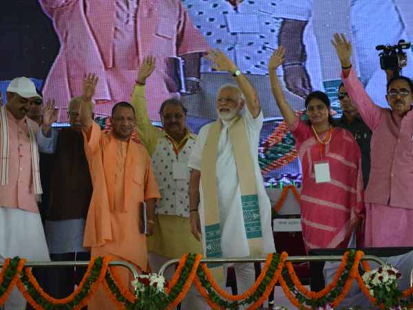 पीएम मोदी की रैली में चेक किया गया बनियान का रंग, लड़कियों के काले दुपट्टे भी उतरवाए