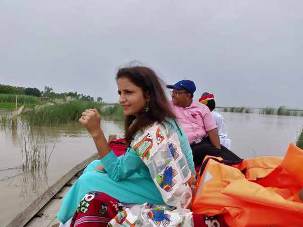 बाढ़ का निरीक्षण करने पहुंची डीएम, नाव के ऊपर बना डाला पिकनिक स्पॉट