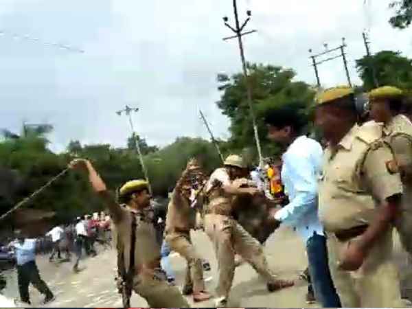 गोरखपुर में छात्रसंघ चुनाव प्रचार को लेकर दो गुटों में झड़प, पुलिस ने भांजी लाठियां