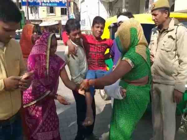 यूपी: क्लास में लंच करने पर गुस्साए स्कूल चपरासी ने तोड़ी छात्र के पैर की हड्डी, वीडियो