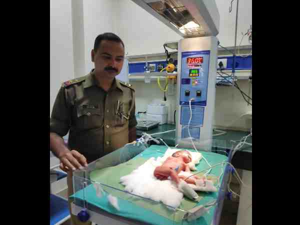 यूपी: झाड़ियों में दरोगा को मिली लावारिस दुधमुंही बच्ची, पुलिस ने लिया गोद