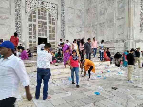 यूपी: एक बार फिर ताजमहल घूमने आए पर्यटकों ने तोड़ा नियम, फैलाई खूब गंदगी, सुरक्षाकर्मी दिखे लाचार