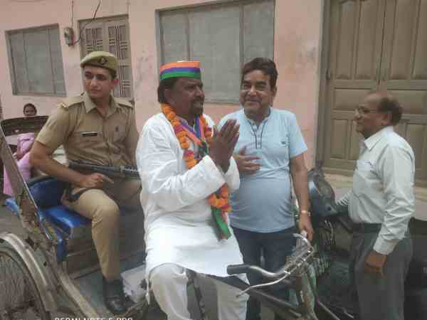 गनर को रिक्शे पर बैठाकर वोट मांग रहा ये लोकसभा प्रत्याशी, अब तक लड़ चुका 18 चुनाव