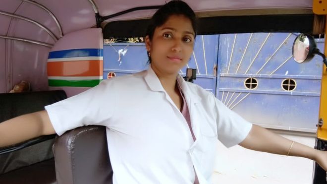 अभिनेत्री जो एक्टिंग के साथ ऑटो चलाती है