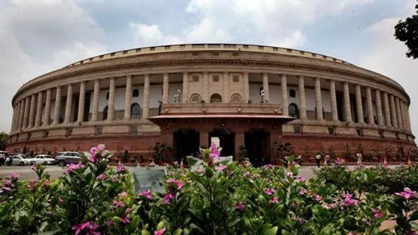 लोकसभा सचिवालय ने प्लास्टिक की बोतलों और दूसरे सामान के इस्तेमाल पर लगाई रोक
