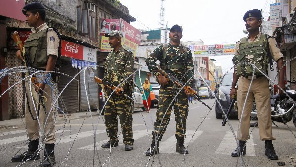 कश्मीर में लॉकडाउन के बीच अपनों को कॉल करने के लिए लोगों की लगी लंबी कतार
