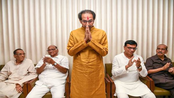 वीर सावरकर पर शिवसेना की हालत सांप और छछूंदर जैसी हो गई है!