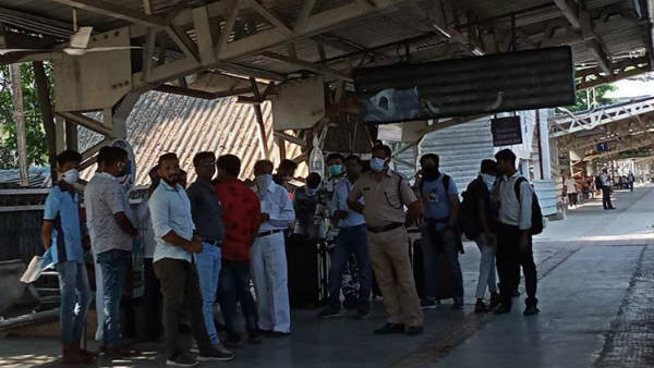 Covid-19: हाथ पर था 'होम क्वारंटाइन' का ठप्पा, 4 यात्रियों को ट्रेन से उतारा