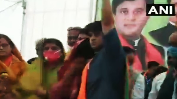 ग्वालियर रैली में भाजपा नेता ज्योतिरादित्य के सामने फफक कर रो पड़ीं इमरती देवी, देखें वीडियो