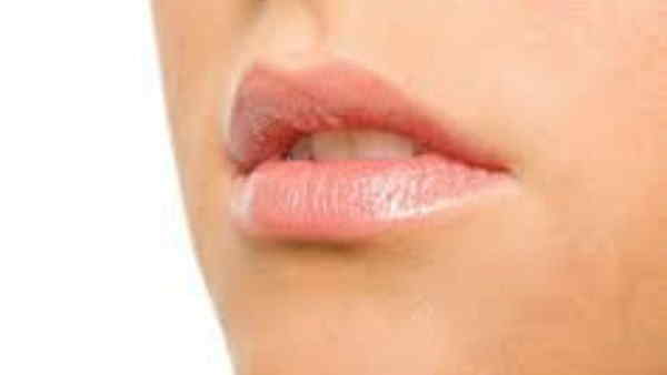 फटे होंठों से छुटकारा पाने के लिए अपनाएं ये 5 घरेलू उपाय
